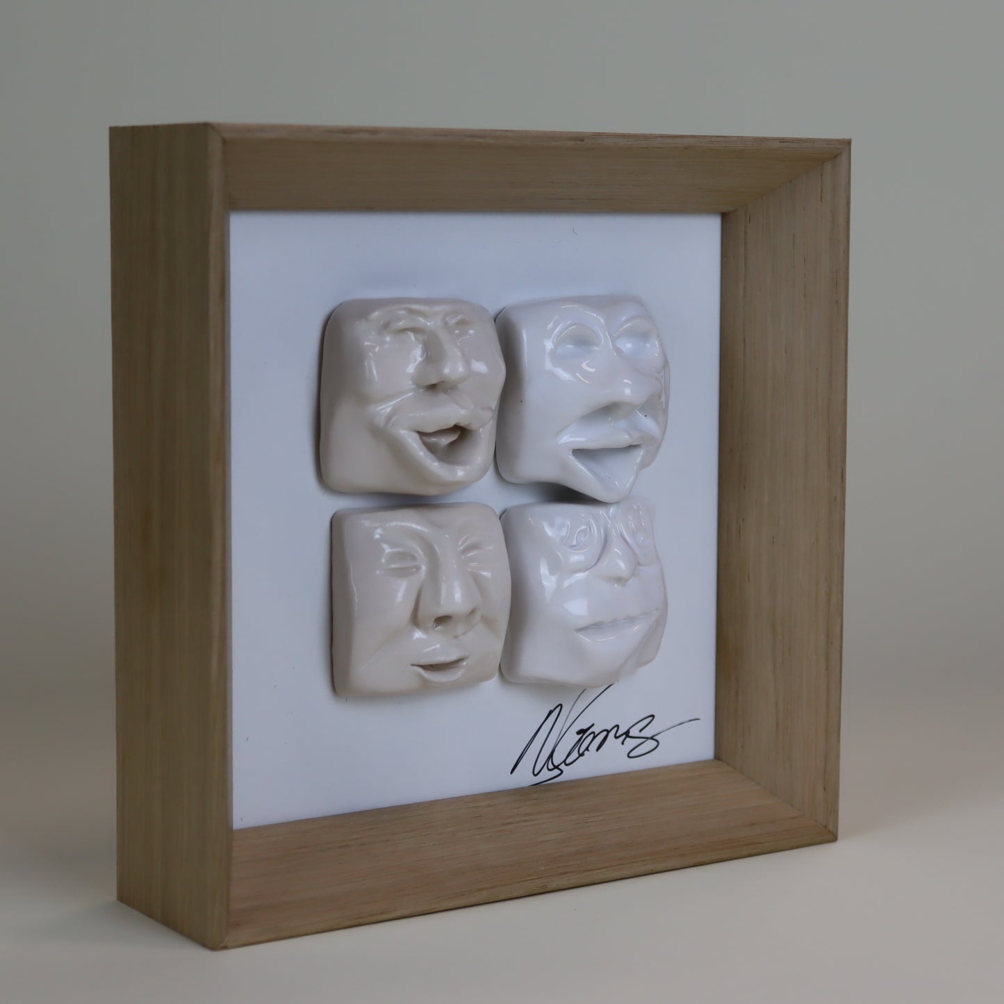 Handgefertigtes Keramikbild mit vier Gesichtern – Einzigartiges Unikat
