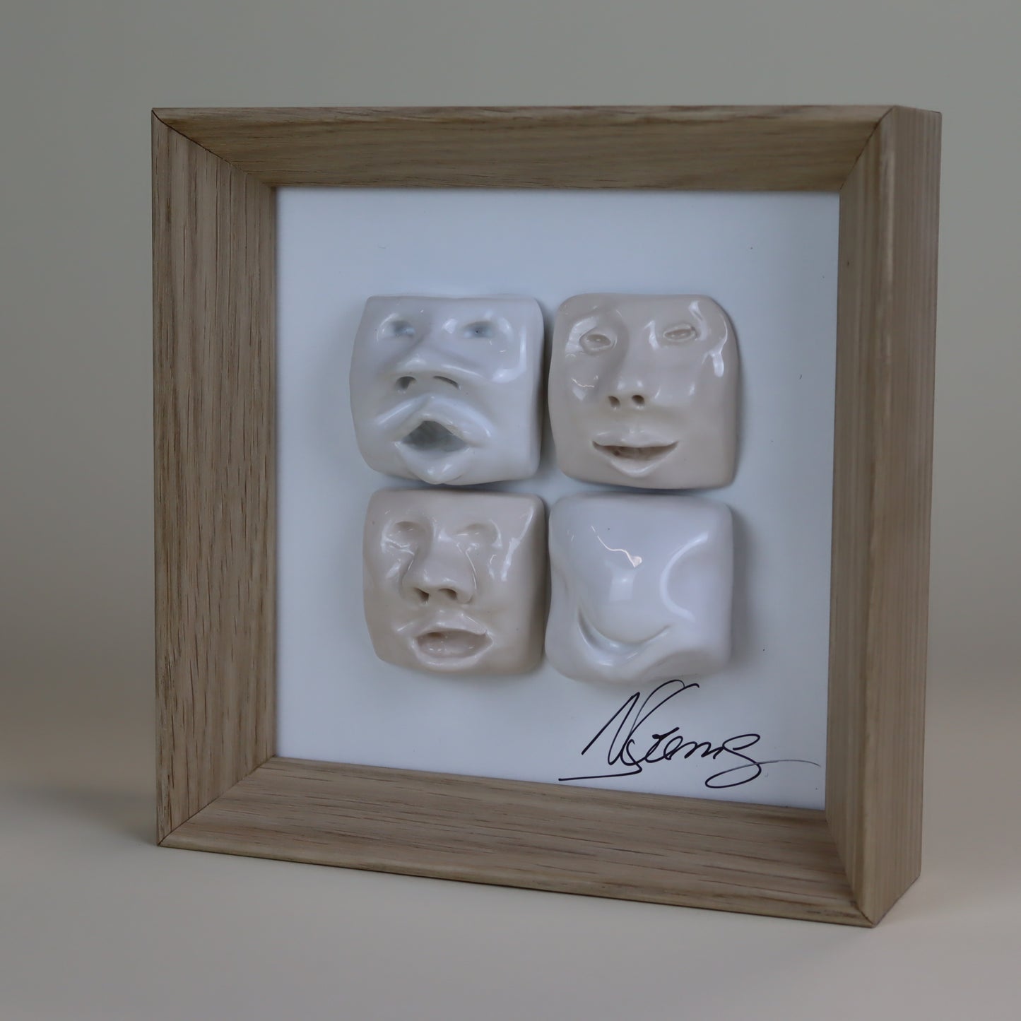 Handgefertigtes Keramikbild mit vier Gesichtern – Einzigartiges Unikat