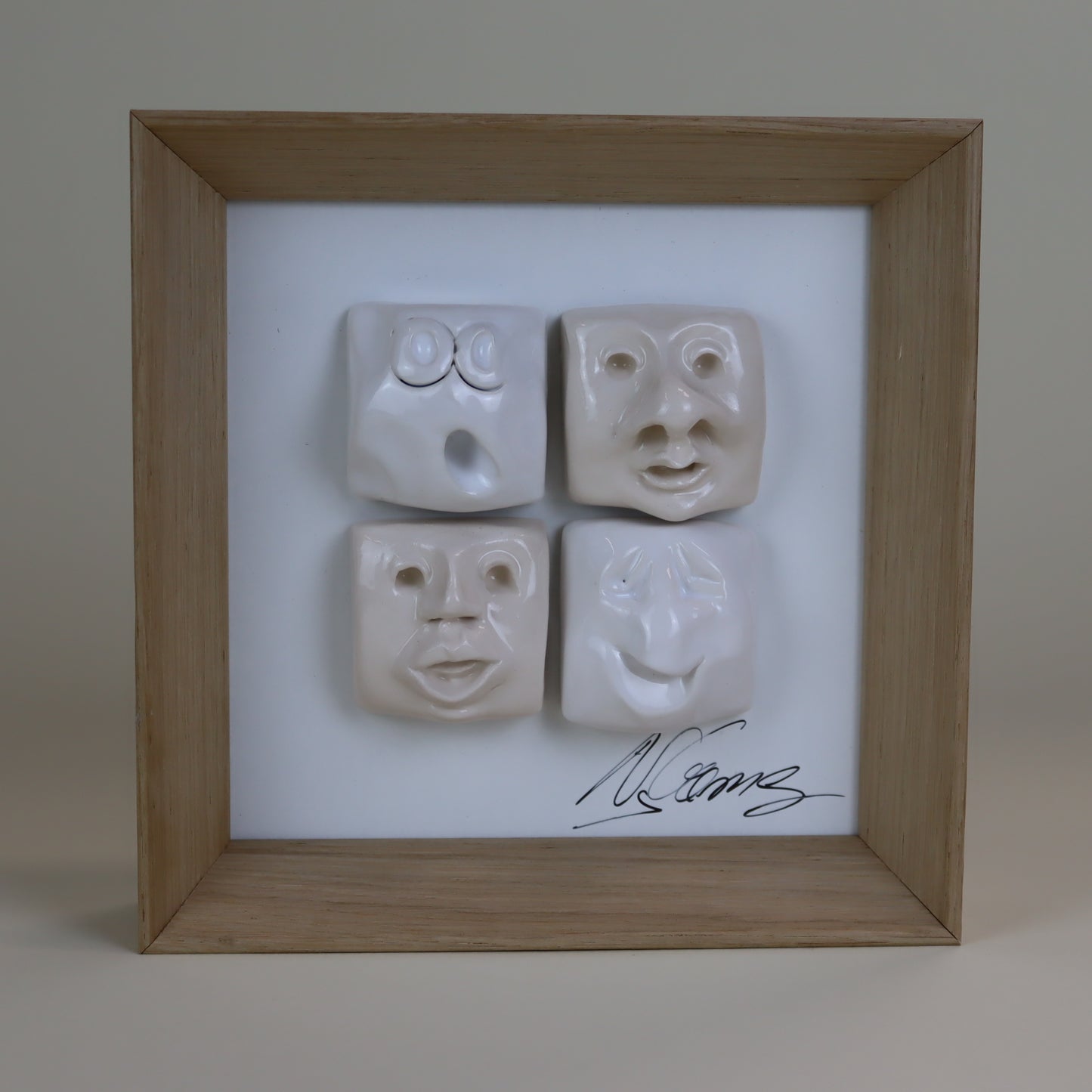 Handgefertigtes Keramikbild mit vier Gesichtern – Einzigartiges Unikat