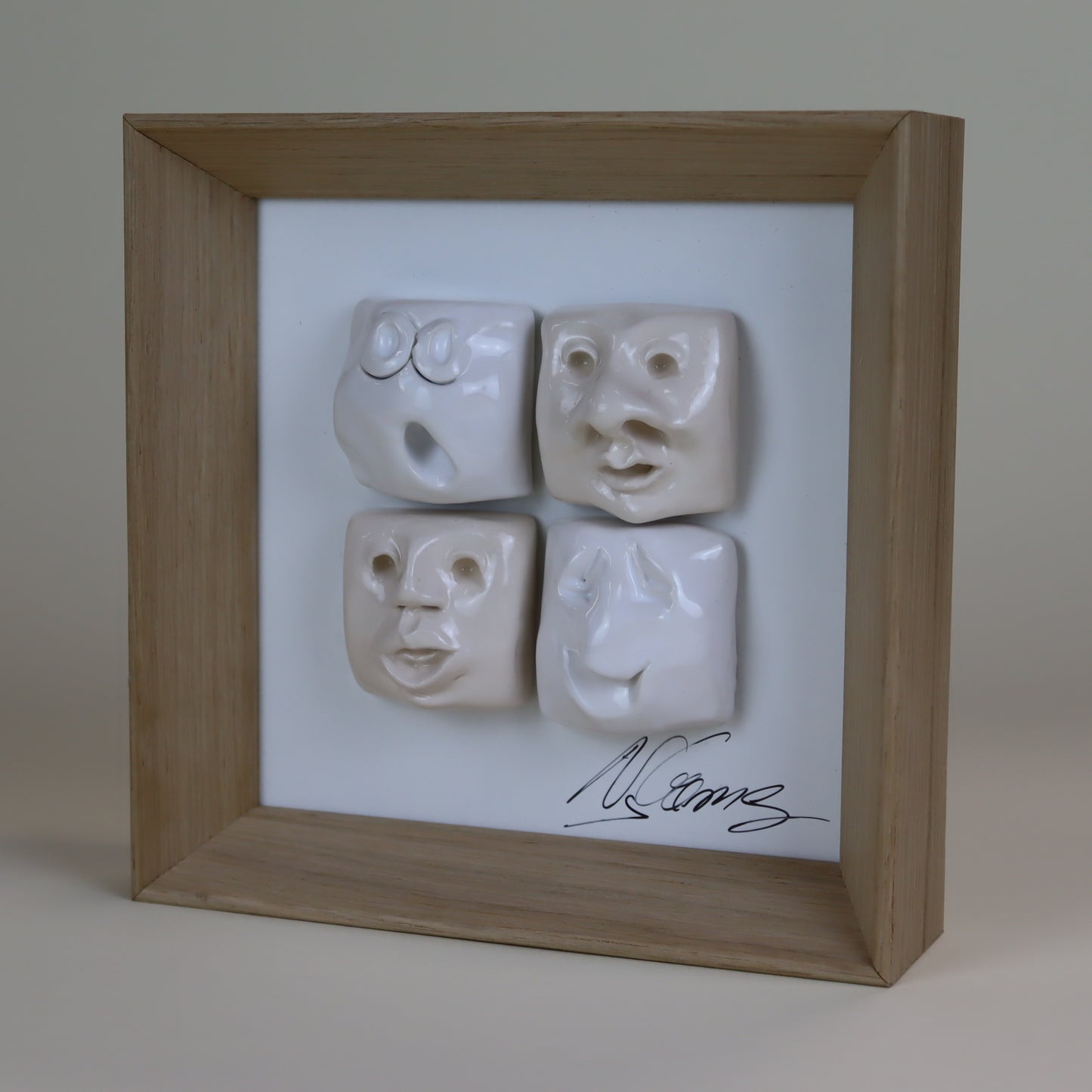 Handgefertigtes Keramikbild mit vier Gesichtern – Einzigartiges Unikat