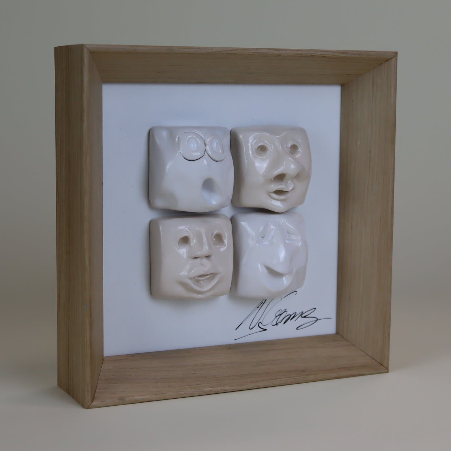 Handgefertigtes Keramikbild mit vier Gesichtern – Einzigartiges Unikat