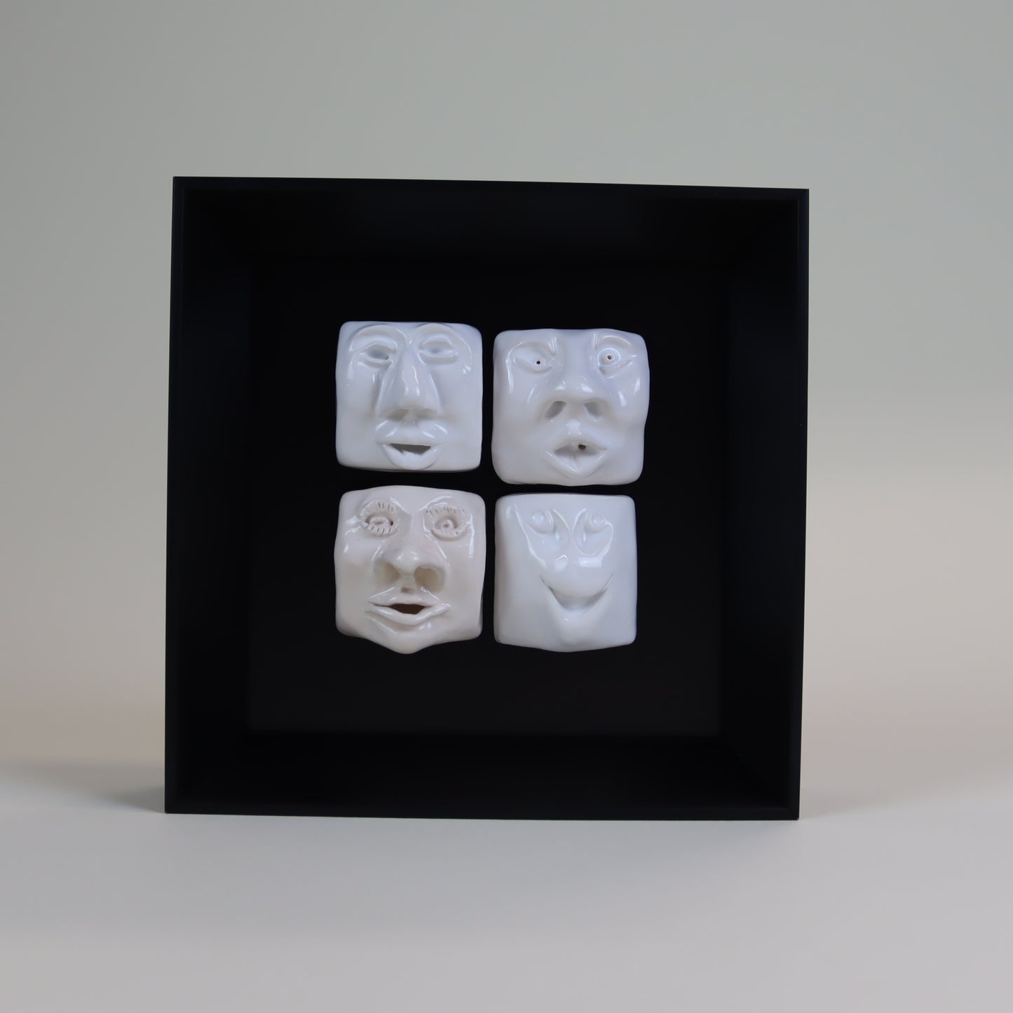 Quadro de Cerâmica Artesanal | 4 Rostos