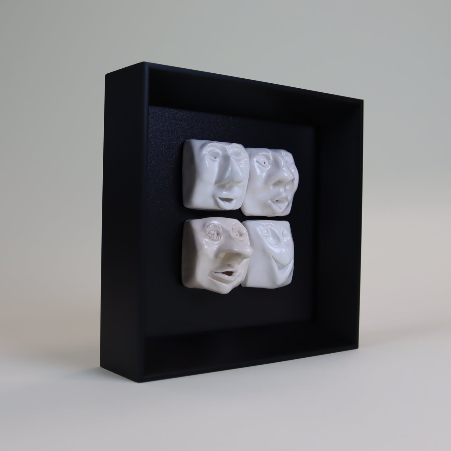 Quadro de Cerâmica Artesanal | 4 Rostos