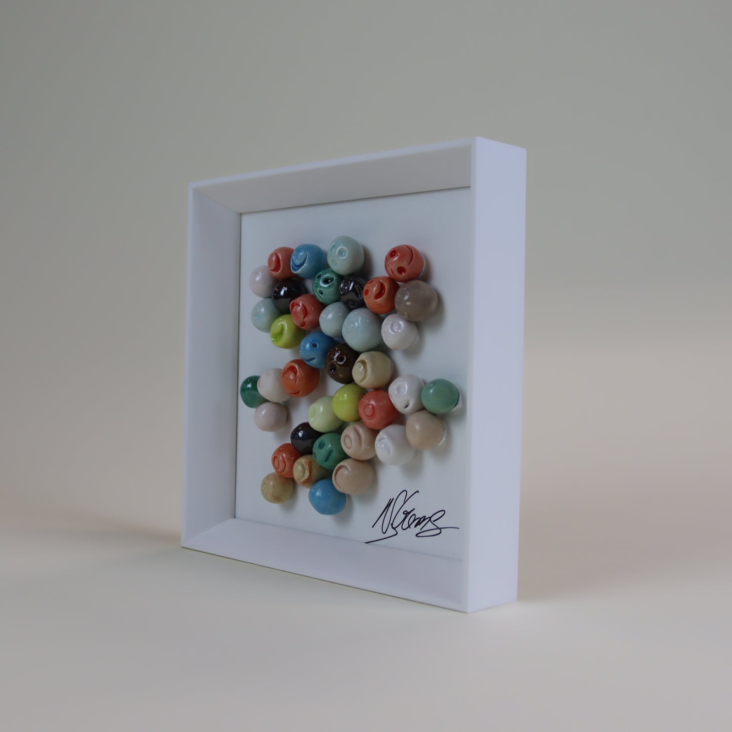 Quadro com Cerâmica Artesanal | Caritas